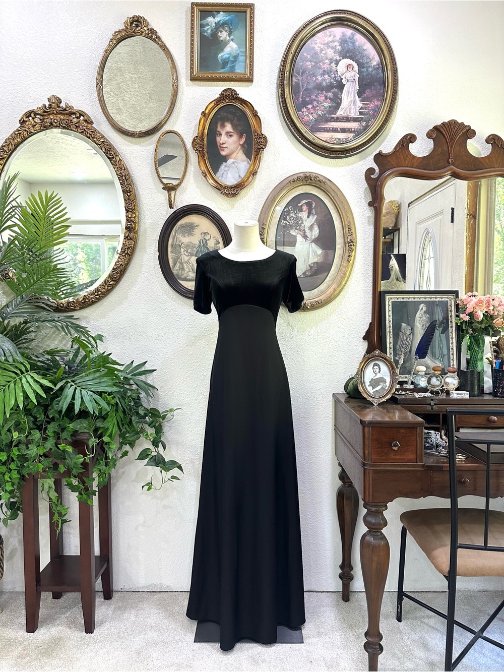 Elegant Black Evening Dress - Classic Long Gown